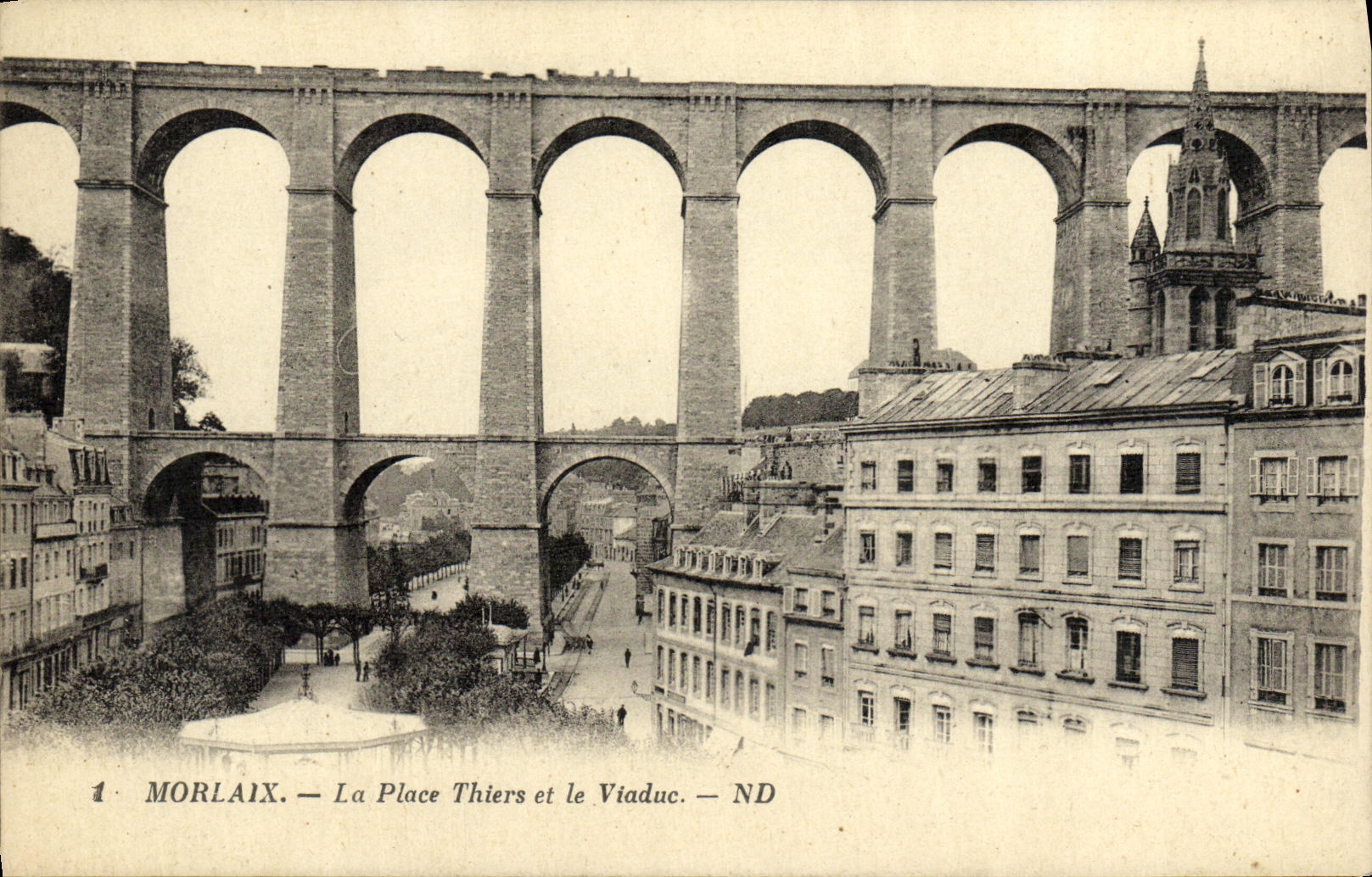 CPA Morlaix La Place Thiers et le Viaduc
