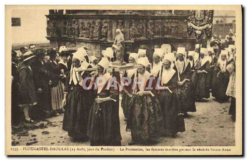 CPA Plougastel Daoulas La procession Les femmes mariees portent la veneree Sainte Anne Folklore 