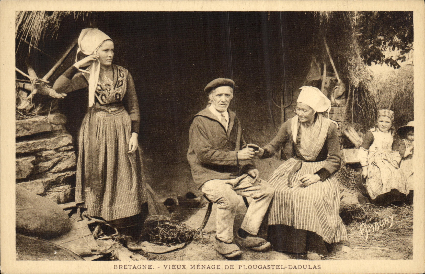 CPA Plougastel Daoulas Bretagne Vieux Menage Folklore 