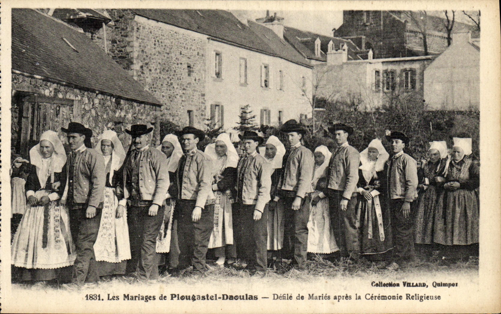 CPA Plougastel Daoulas Les Mariages Defile de maries apres la ceremonie religieuse Folklore 
