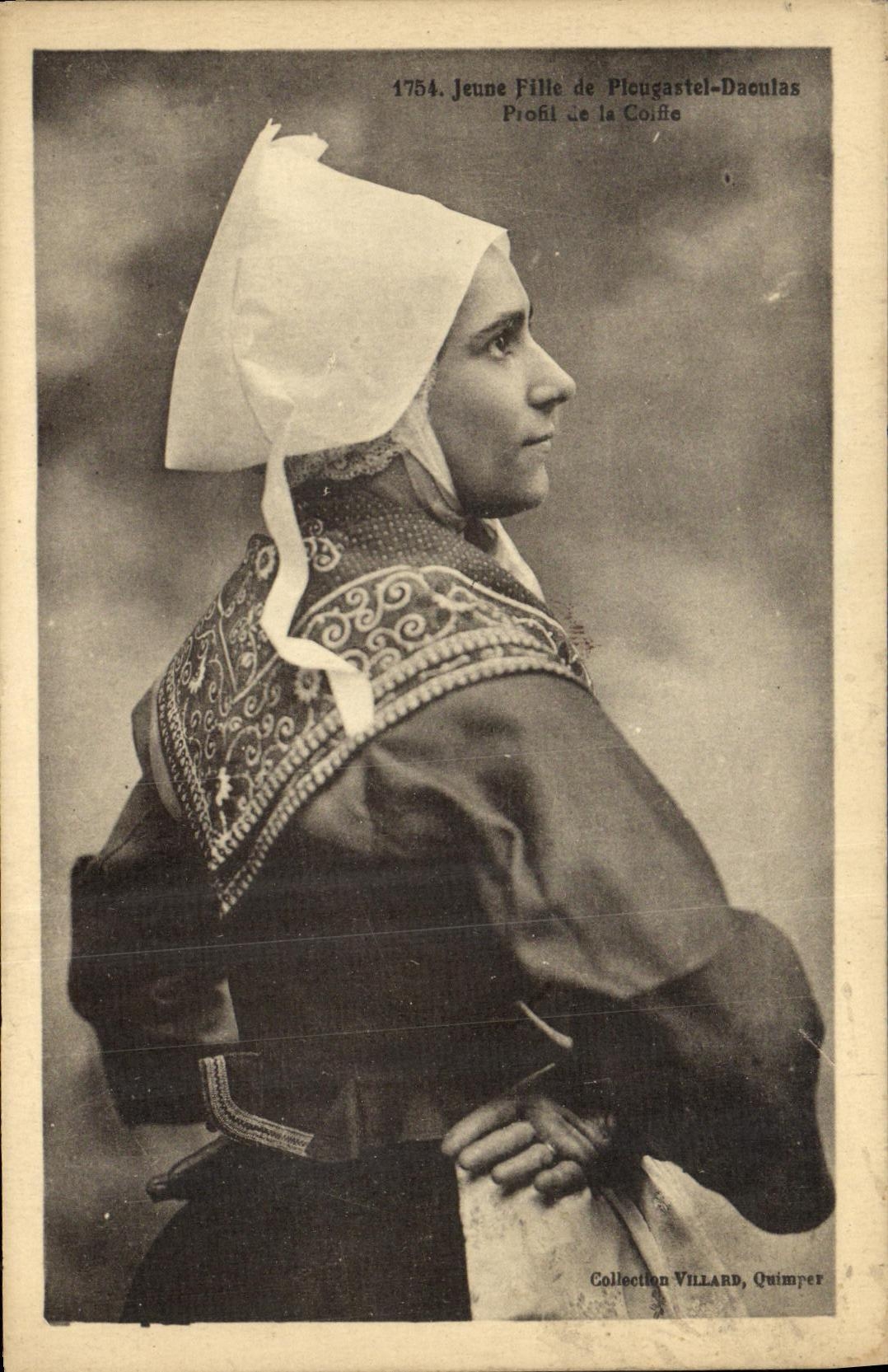 CPA Plougastel Daoulas Bretagne Jeune fille Folklore