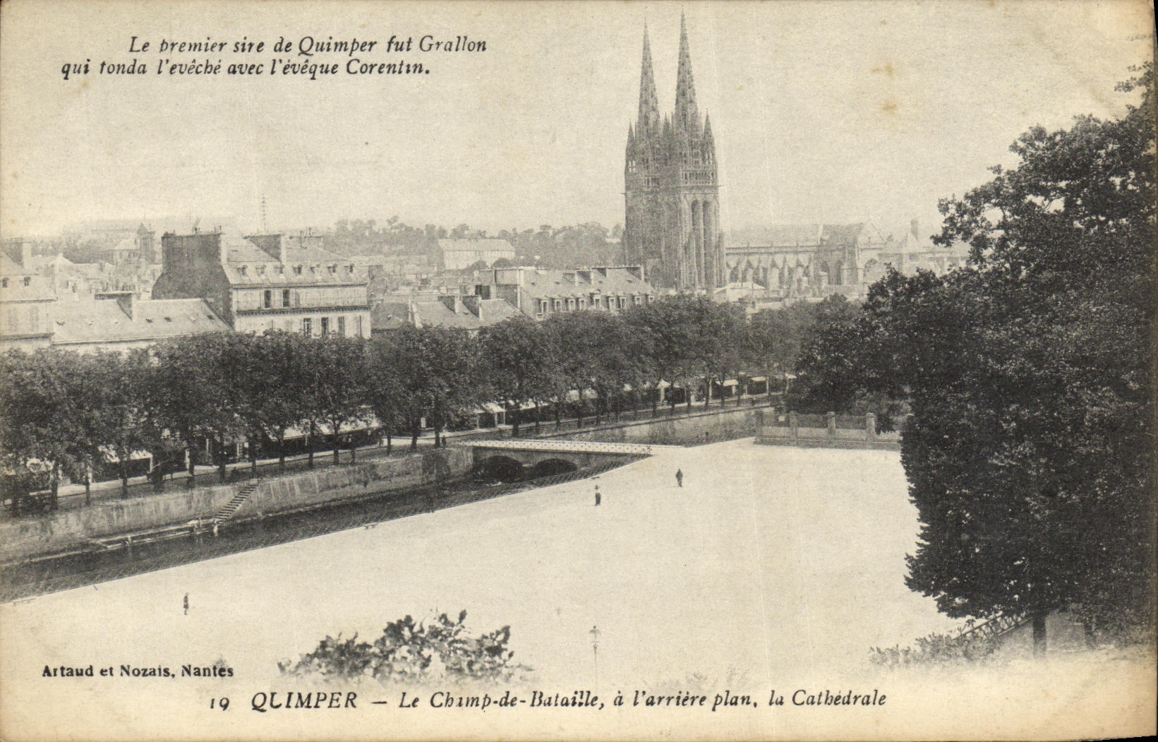 CPA Quimper Le Champ de Bataille a l arriere plan la Cathedrale