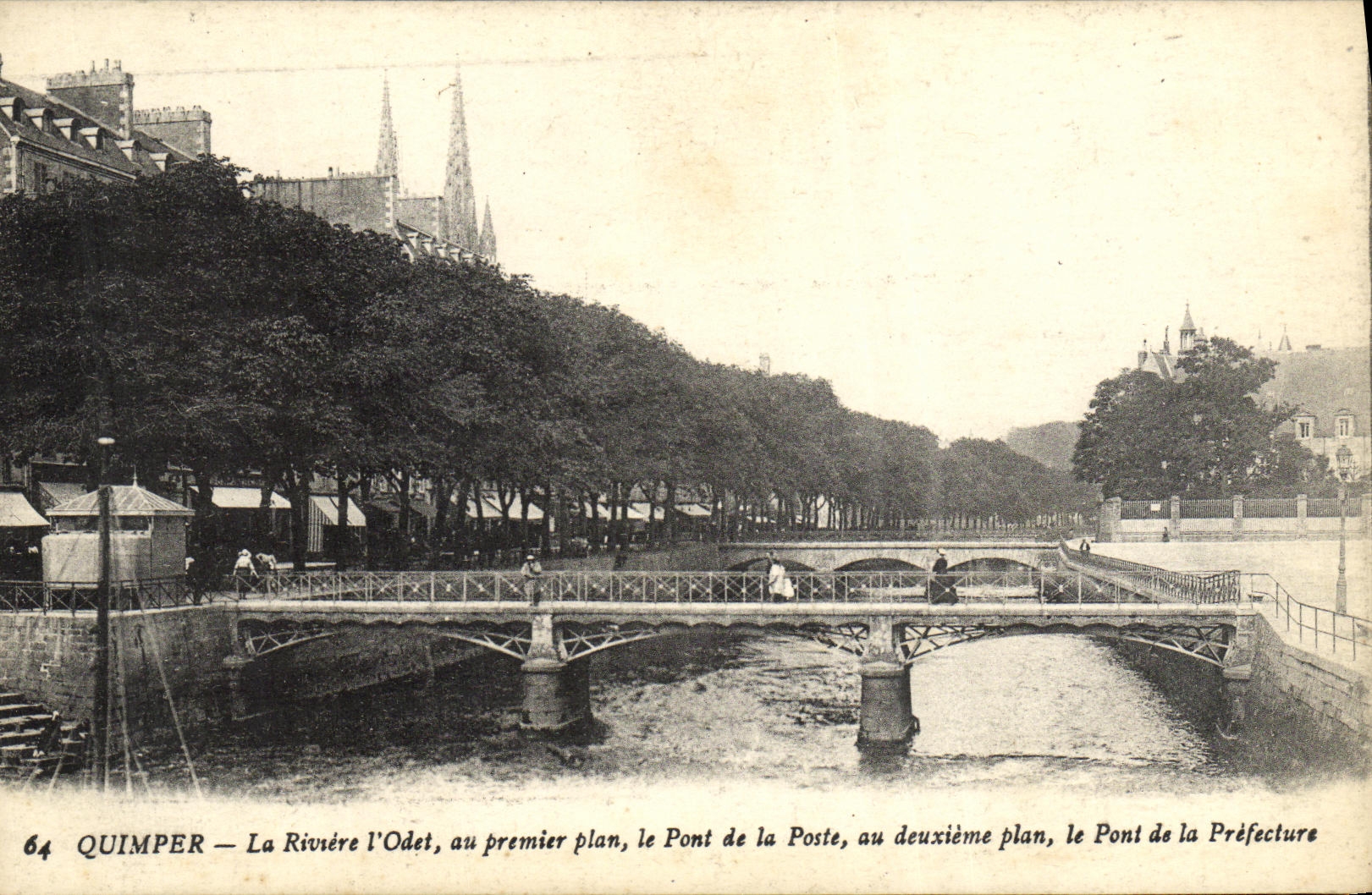 CPA Quimper La Rivrere l Odet au premier plan le Pont de la Poste au deuxieme plan le Pont de la Prefecture 