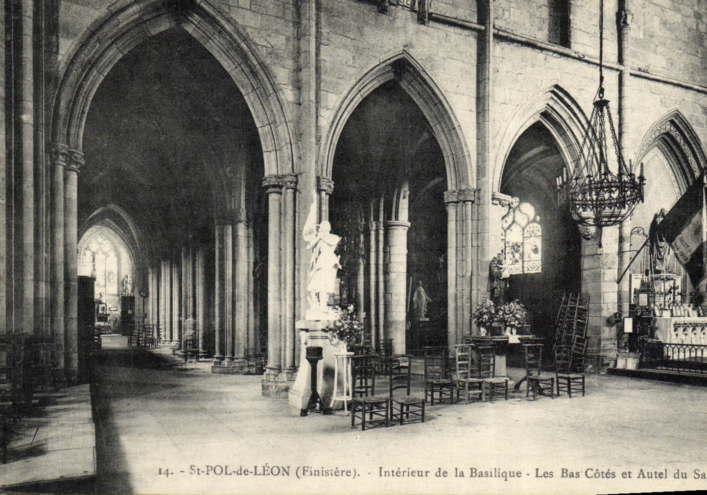 CPA Saint Pol De Leon Interieur de la Basilique Les Bas Cotes et Autel du Sacre coeur
