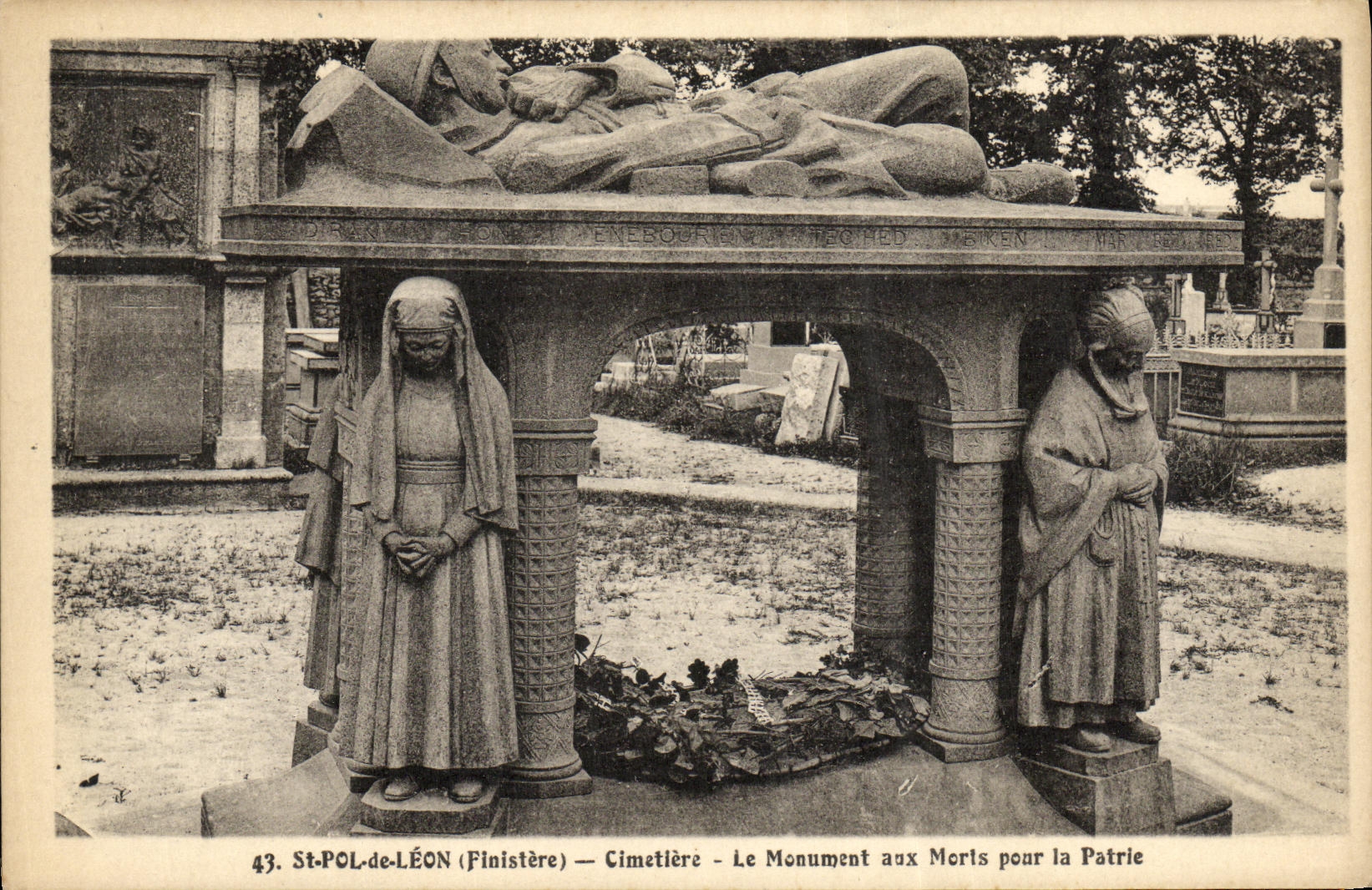 CPA Saint Pol De Leon Cimetiere Le Monument aux Morts pour la Patrie