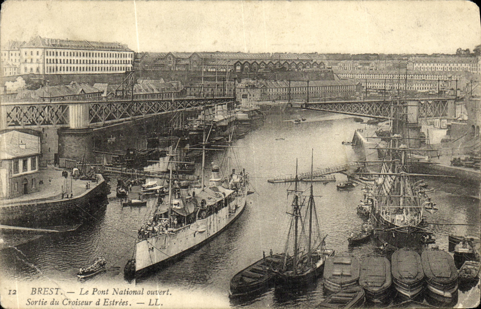 CPA Brest Le Pont National ouvert Sortie du croiseur d Estrees Bateau 