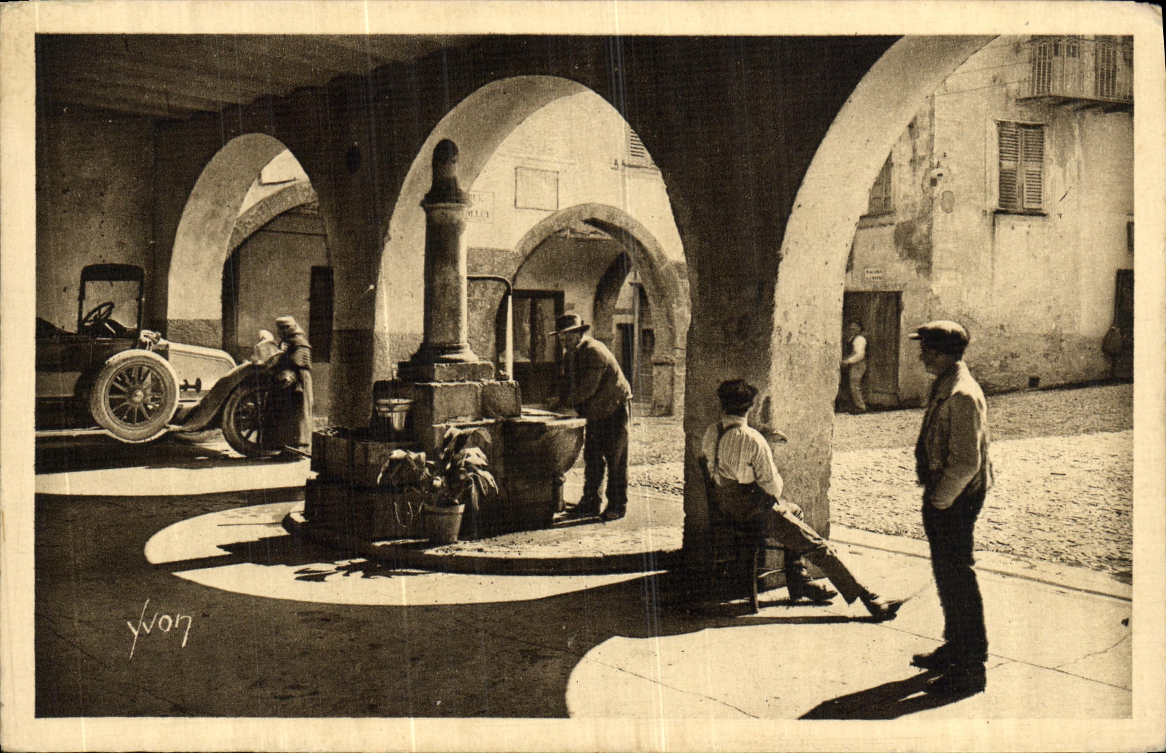 Sospel — Arcades et vieille Fontaine — Édition d'Art YVON