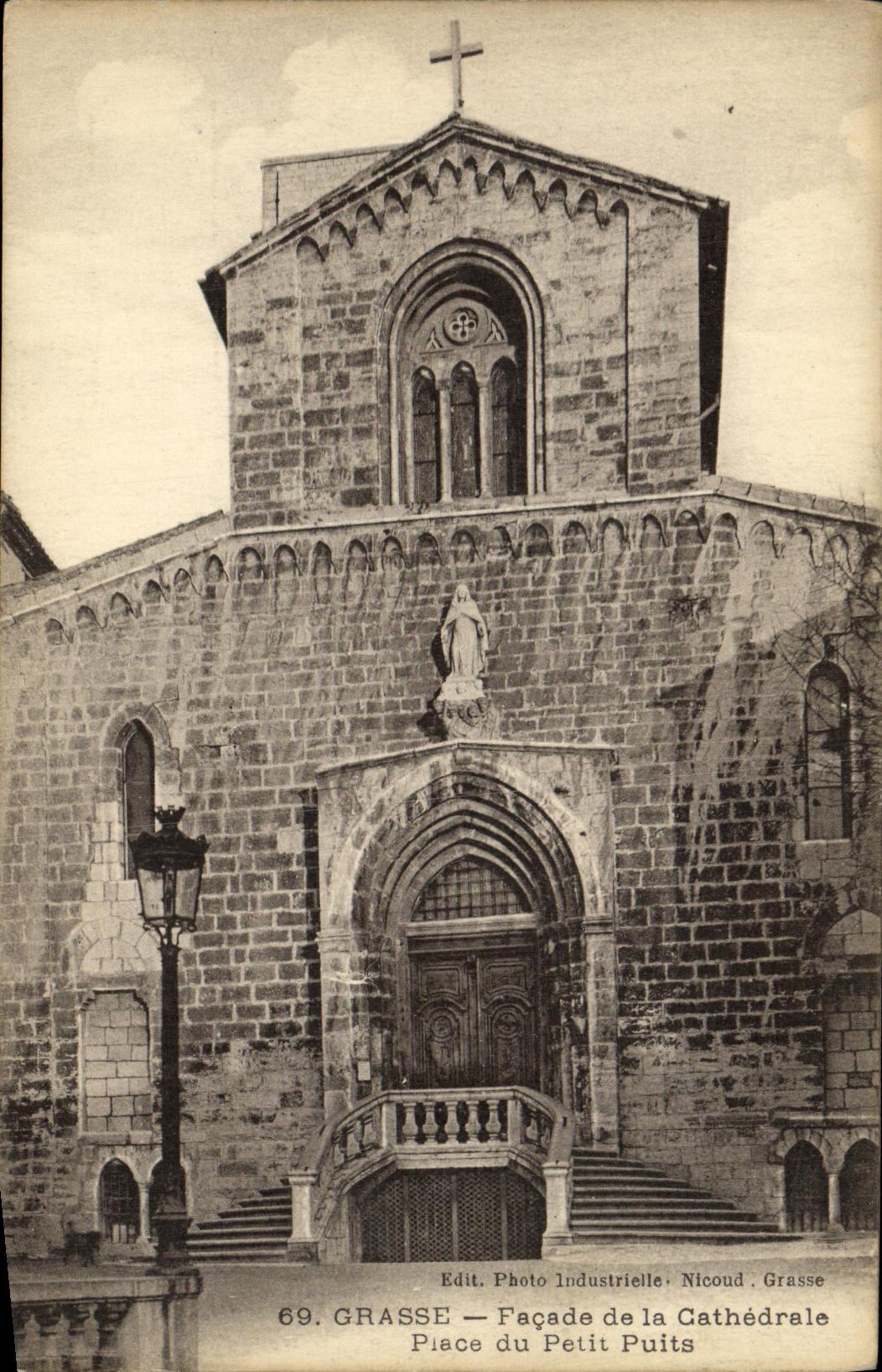 CPA Grasse Facade de la Cathedrale Place du vieux puits