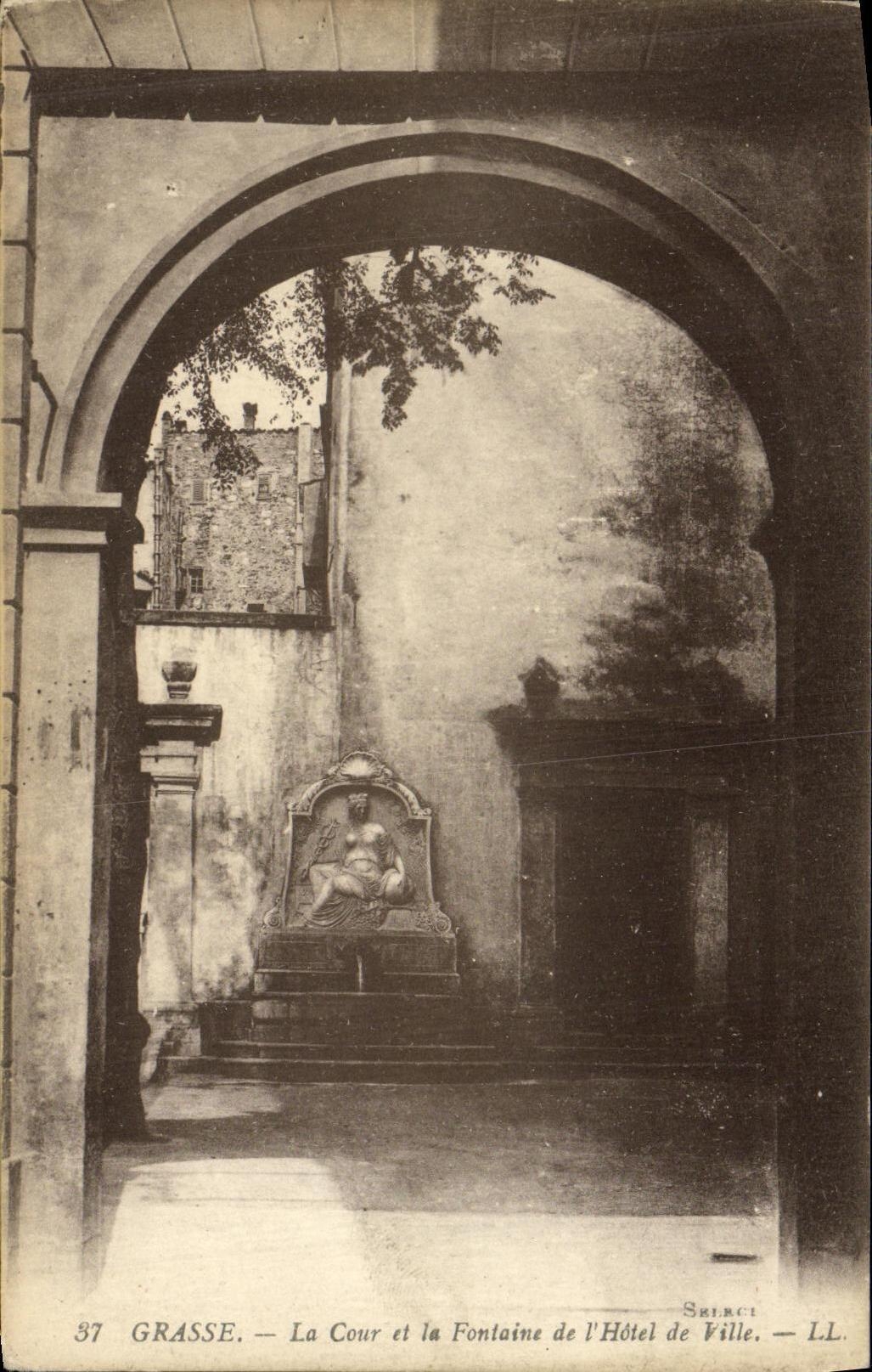 CPA Grasse La Cour et le Fontaine de Hotel de ville