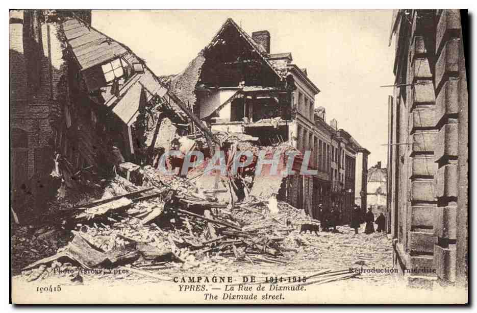 CPA Ypres La Rue de Dixmude Militaria