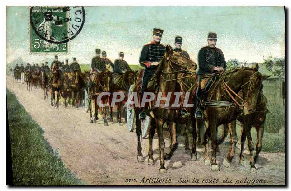 CPA Artillerie Sur la Route du Polygone Militaria Chevaux