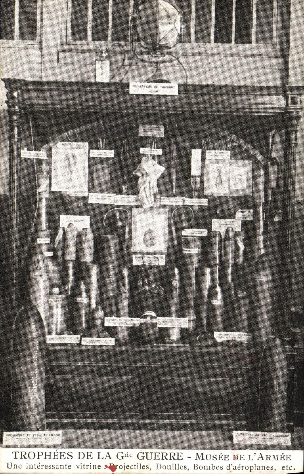 CPA Musee De L Armee Trophees Projectiles Douilles Bombes d aeroplanes Militaria