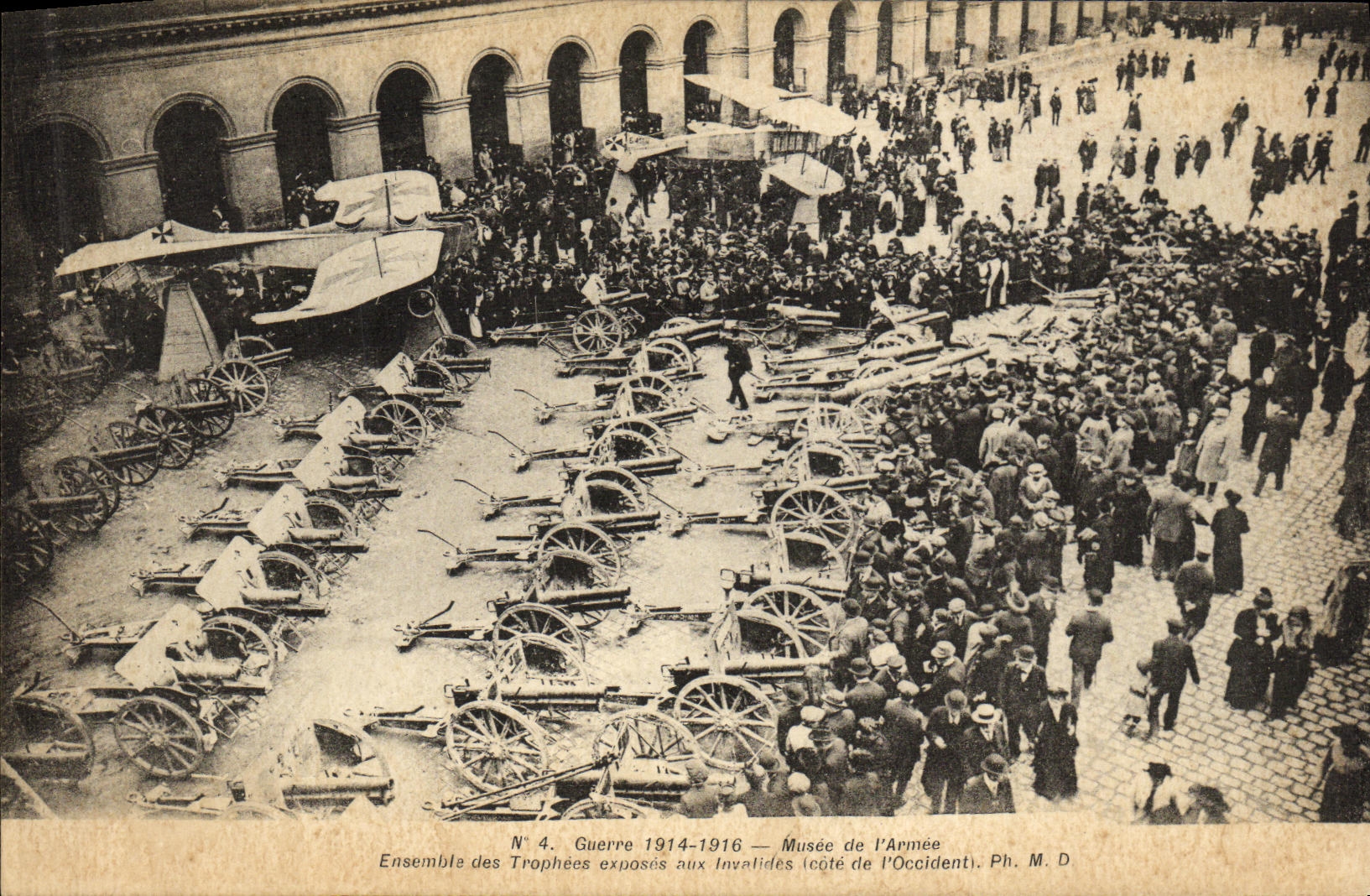CPA Musee De L Armee Ensemble des trophees exposes aux Invalides Militaria