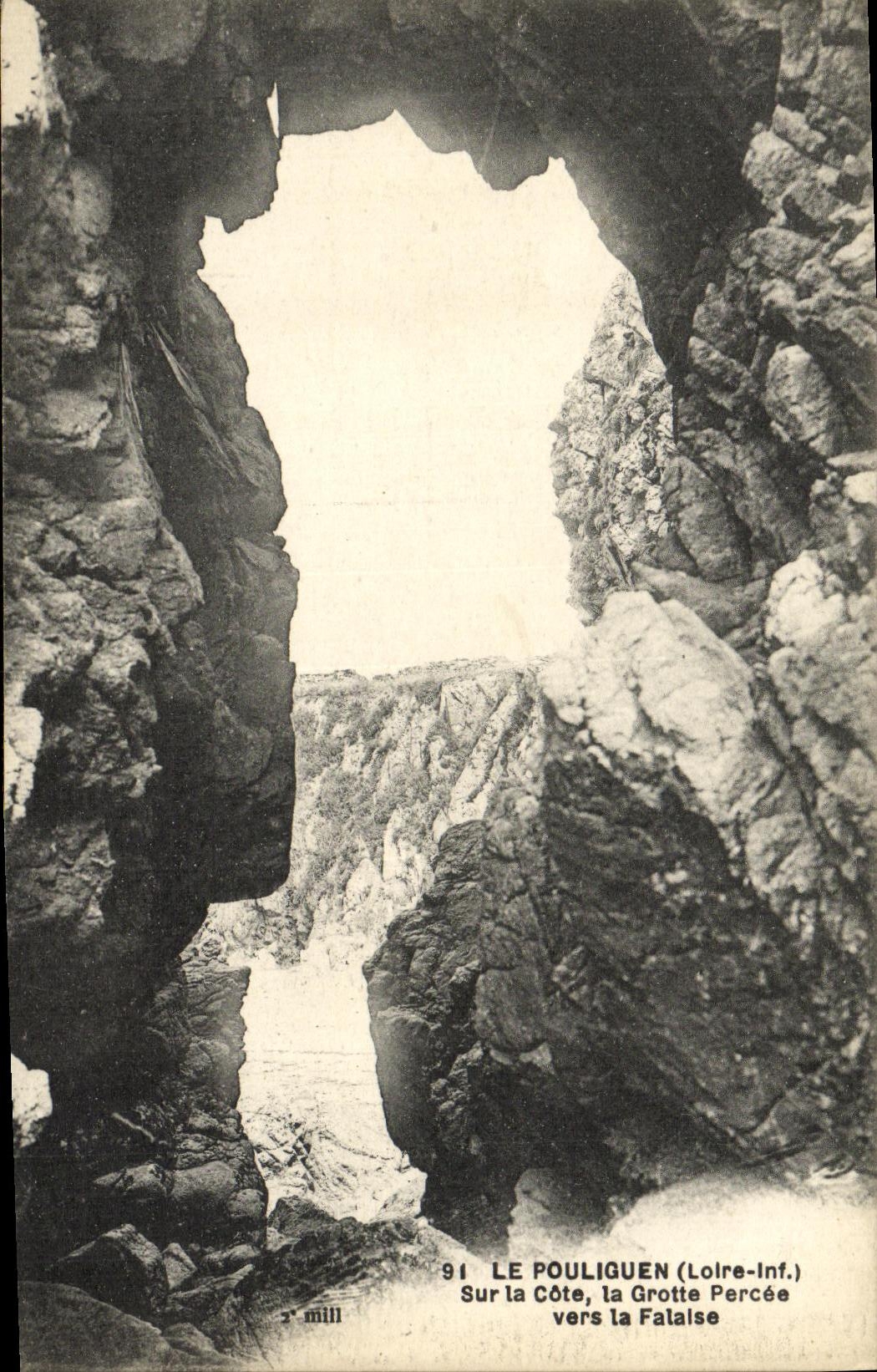 CPA Le Pouliguen Sur la Cote la Grotte percee vers la falaise