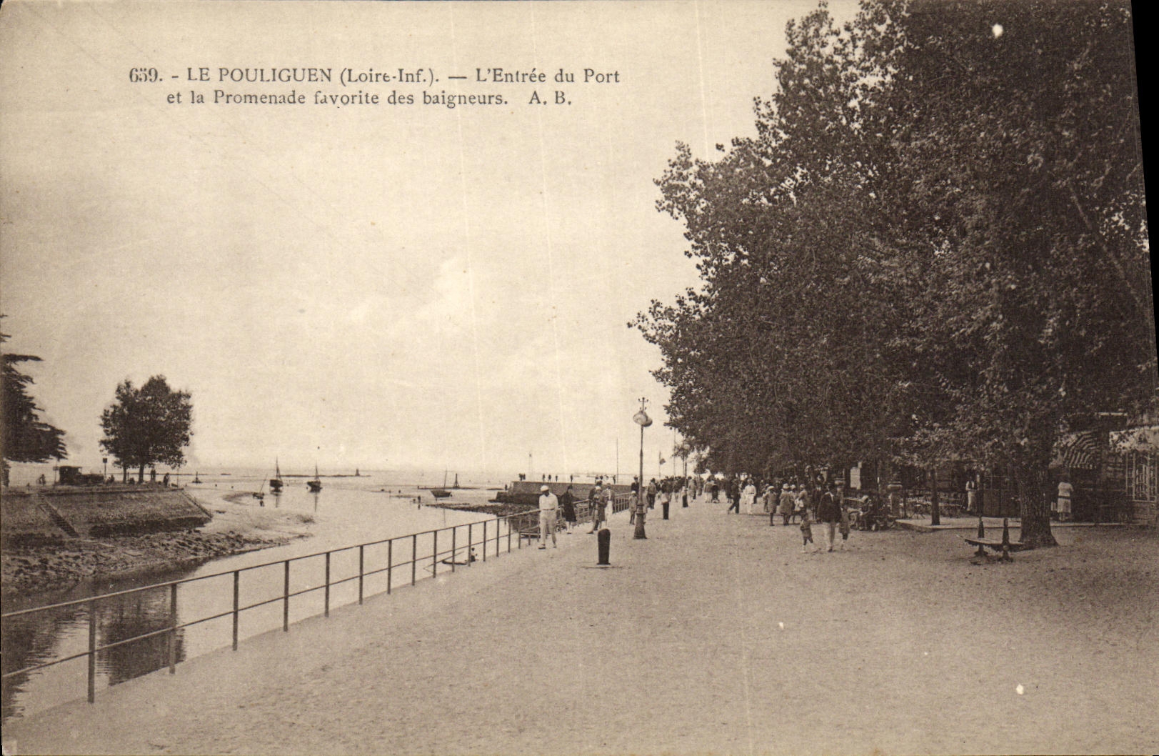 CPA Le Pouliguen L Entree du Port et la promenade des baigneurs