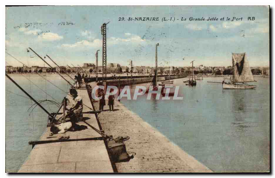 CPA Saint Nazaire LA Grande Jetee et le port Bateaux Pecheurs