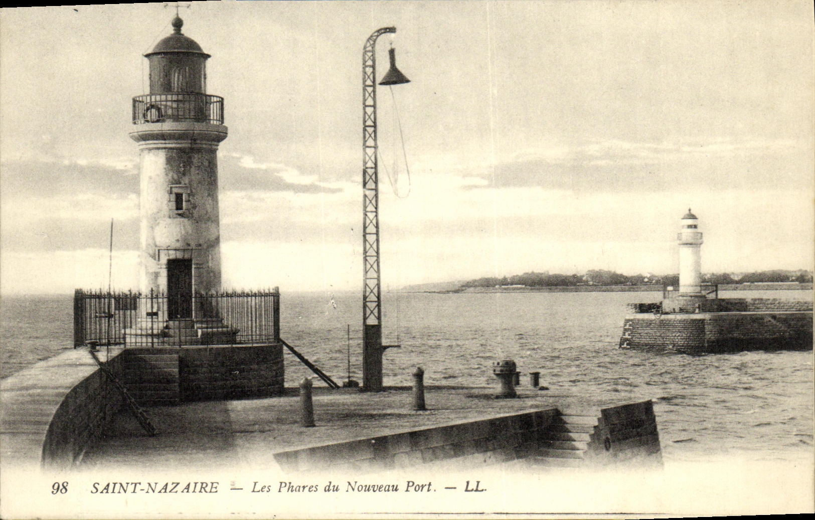 CPA St Nazaire Les Phares du Nouveau port