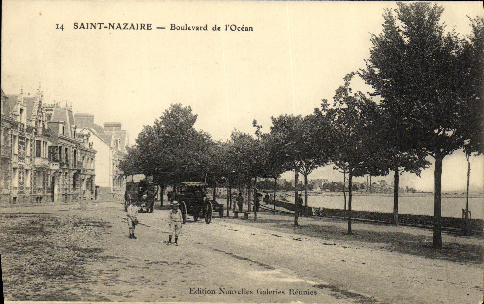 CPA St Nazaire Boulevard de l ocean Autobus Enfants