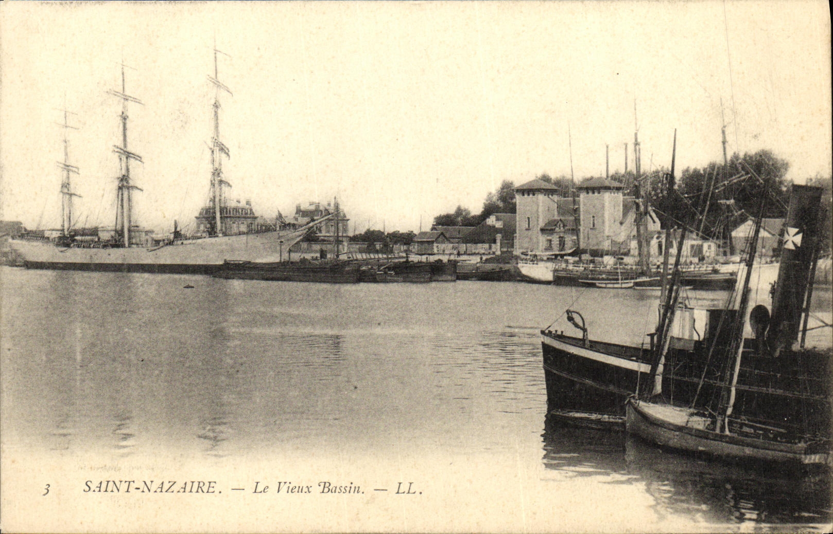 CPA St Nazaire Le Vieux Bassin Bateaux