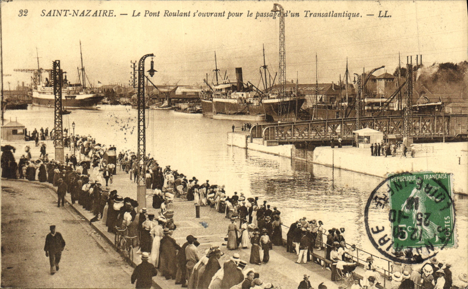 CPA St Nazaire Le Pont Roulant s ouvrant pour le passage d un Transatlantique Bateau 