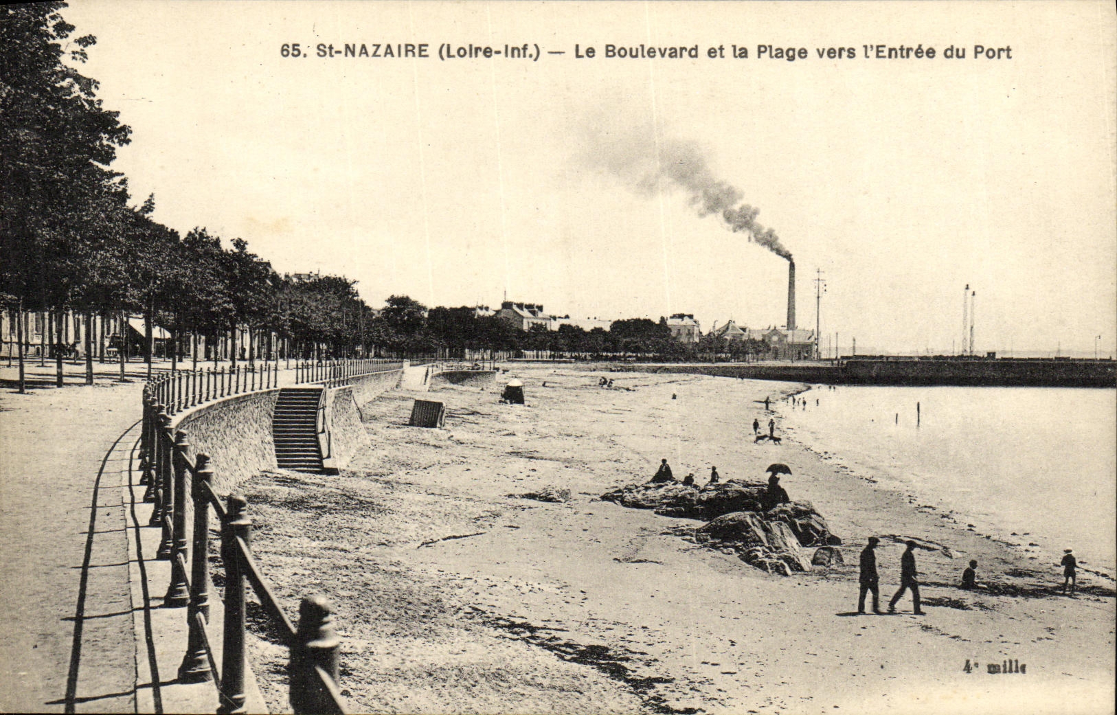 CPA St Nazaire Le Boulevard et la plage vers l entree du port