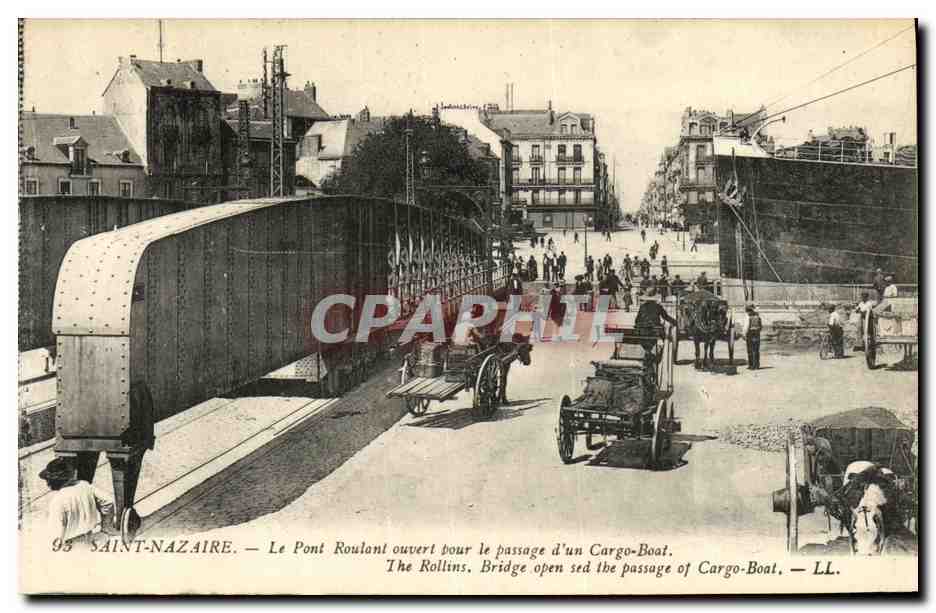 CPA Saint Nazaire Le Pont Roulant ouvert pour le passage d un cargo boat 