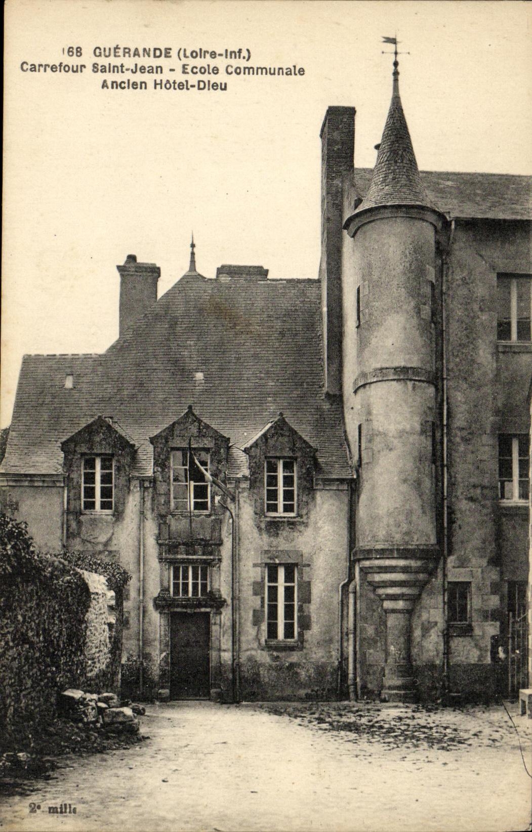 CPA Guerande Carrefour Saint Jean Ecole Communale Ancien hotel Dieu