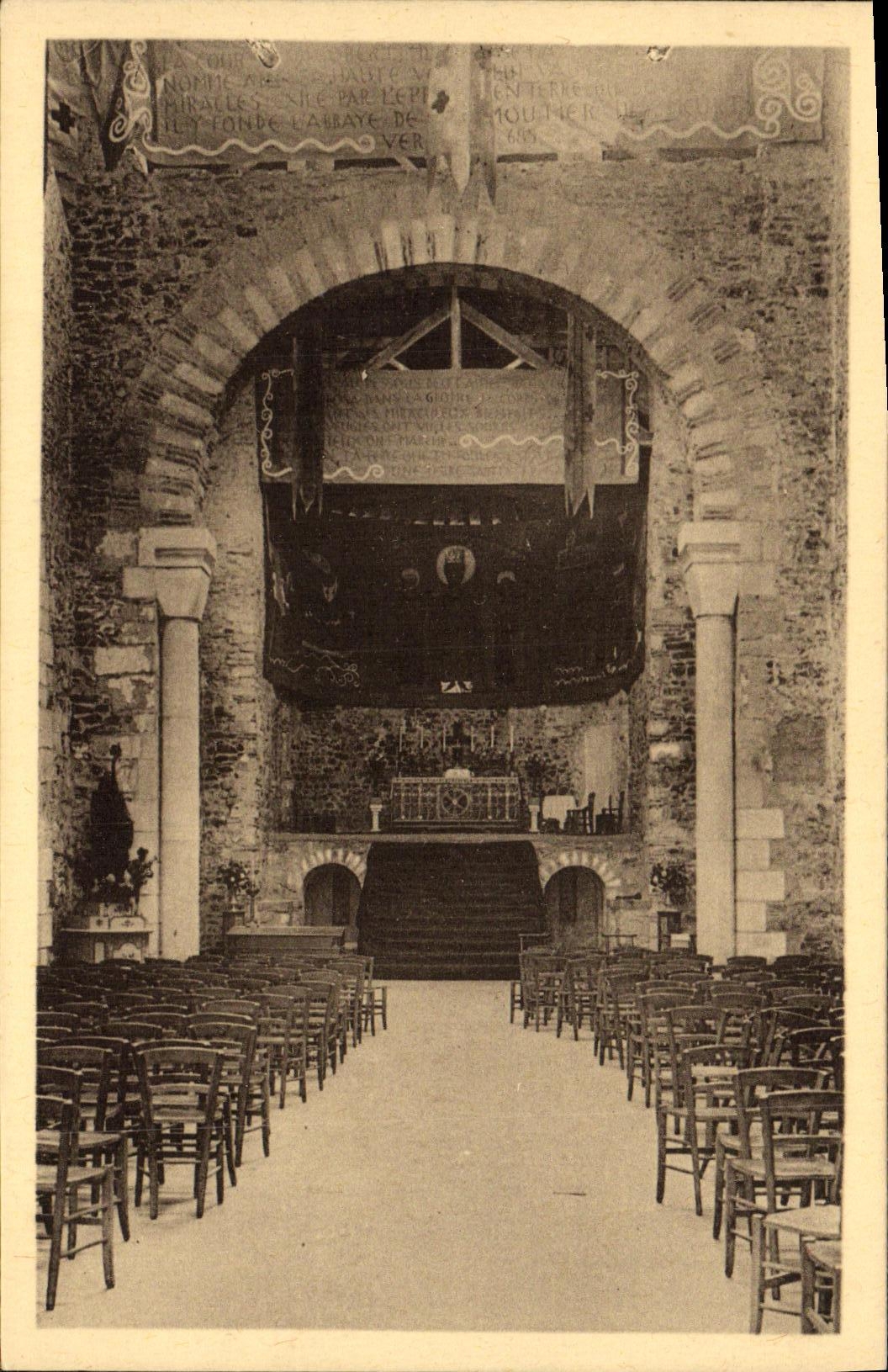 CPA St Philbert de Grand Lieu Eglise abbatiale carolingienne Le carre de transept et le choeur