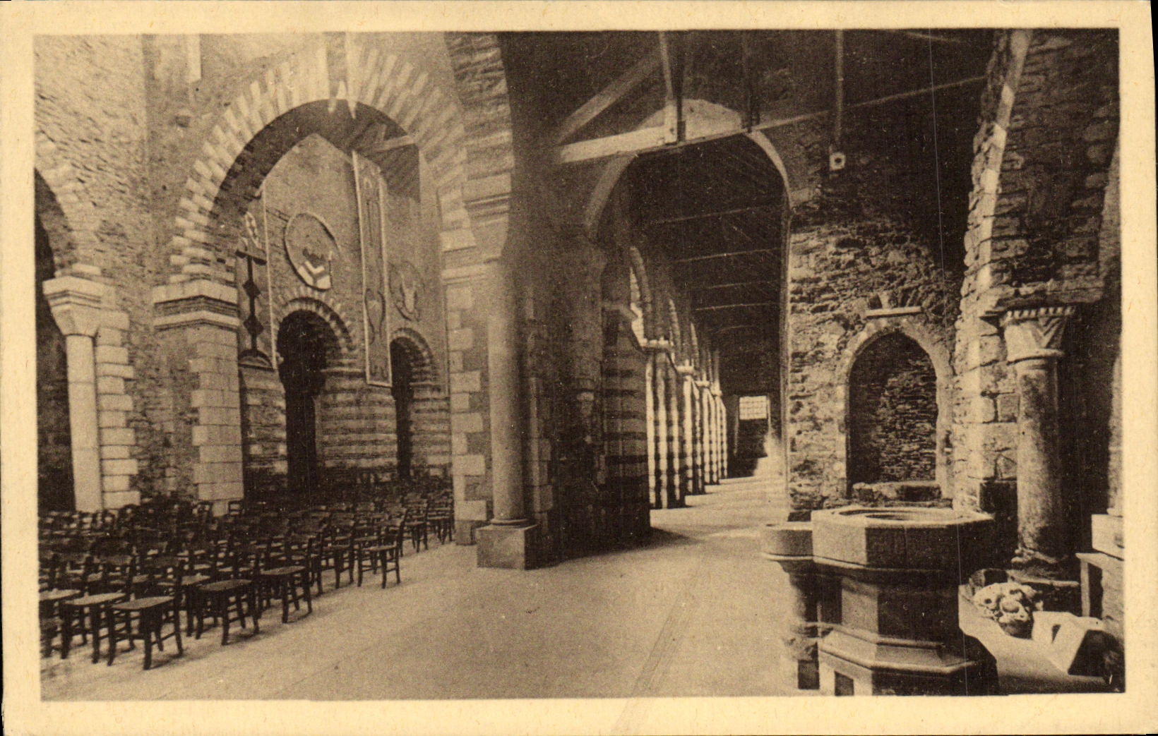 CPA St Philbert de Grand Lieu Eglise abbatiale carolingienne Grande nef et bas cote Nord 