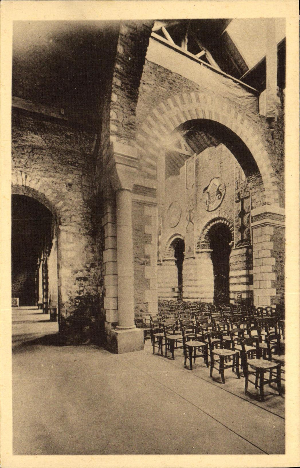 CPA St Philbert de Grand Lieu Eglise abbatiale carolingienne Grande nef et bas cote vus du croisillon du transept