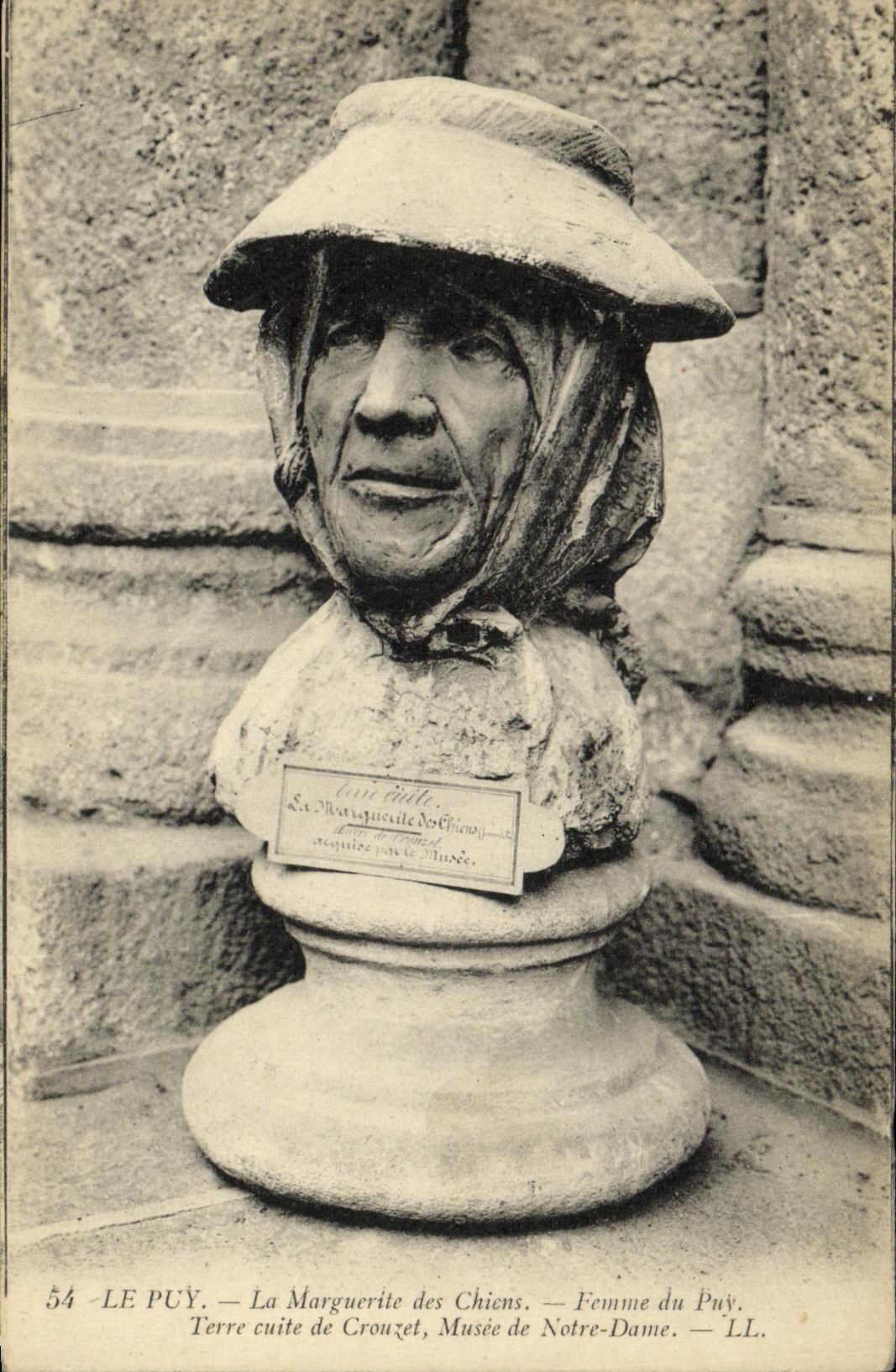 CPA Le Puy Rocher La Marguerite des chiens Femme du Puy Terre cuite de Crouzet Musee de Notre Dame