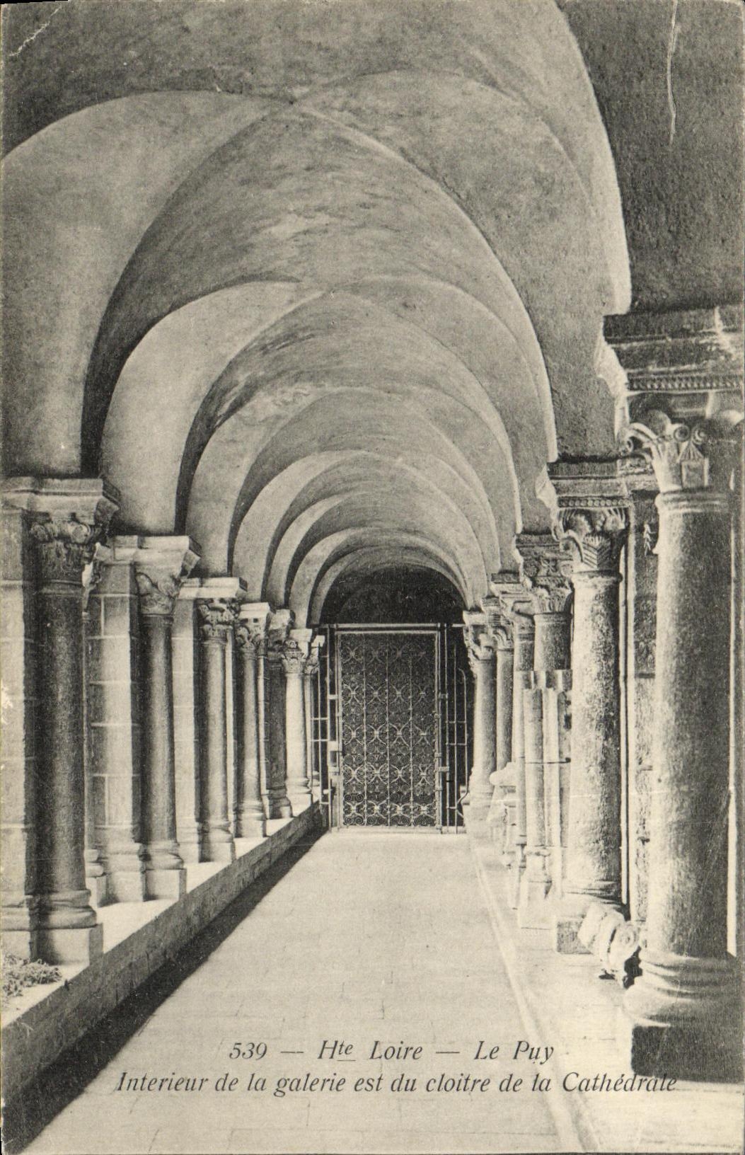 CPA Hte Loire Le Puy Interieur de la galerie est du cloitre de la cathedrale