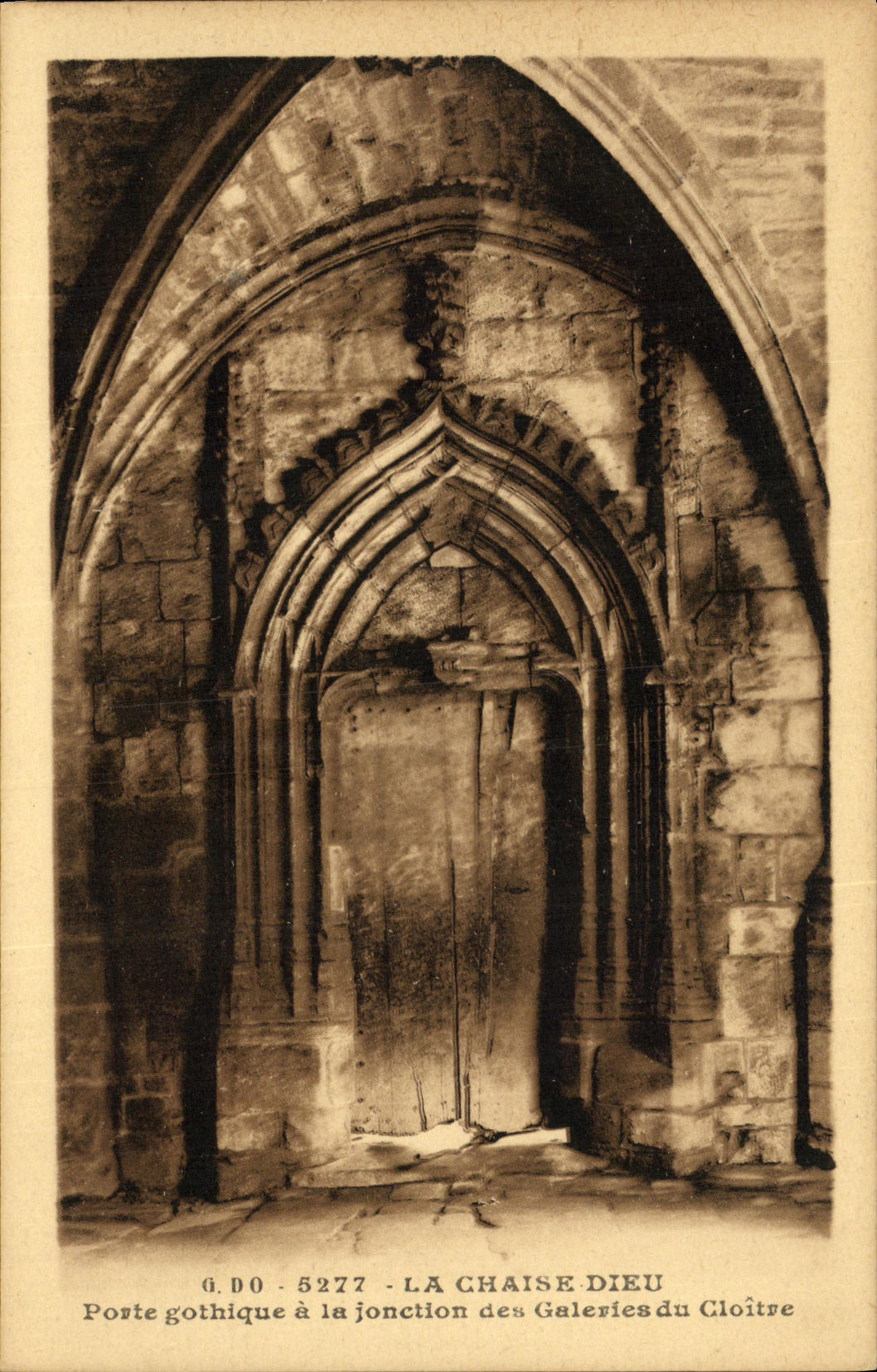 CPA La Chaise Dieu Porte gothique a la jonction des galeries du cloitre