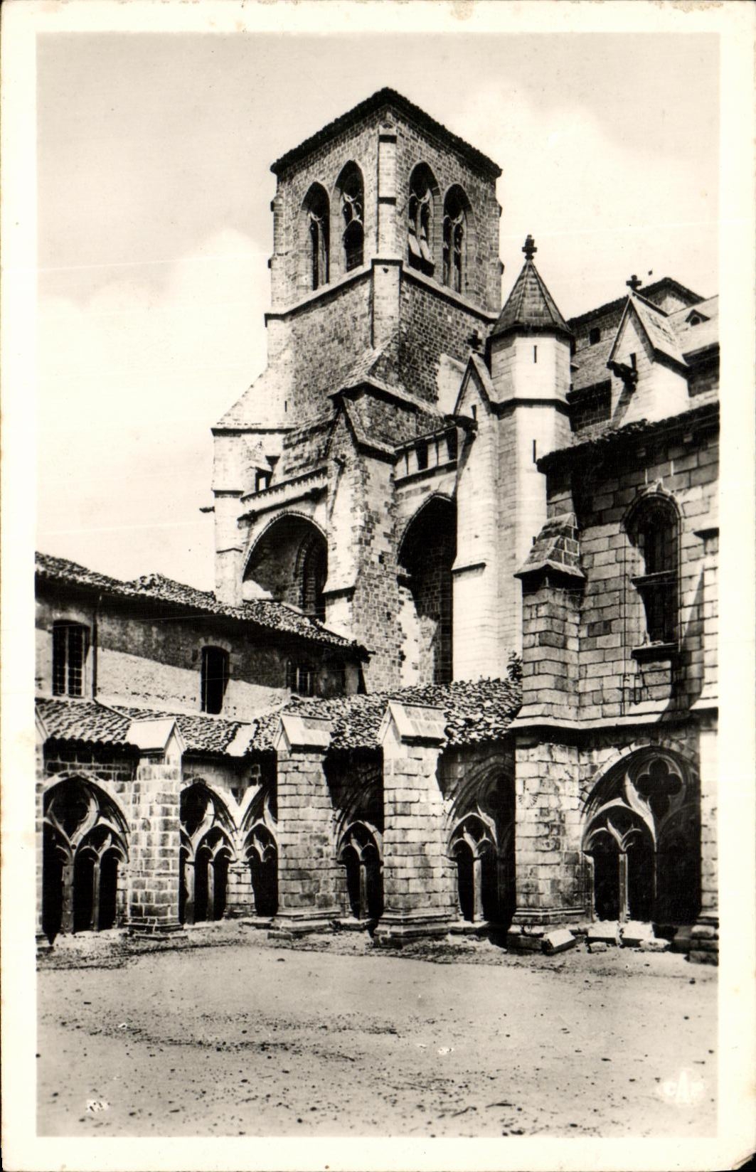 CPA La Chaise Dieu Ancienne Abbaye La Tour meridionale et le cloitre