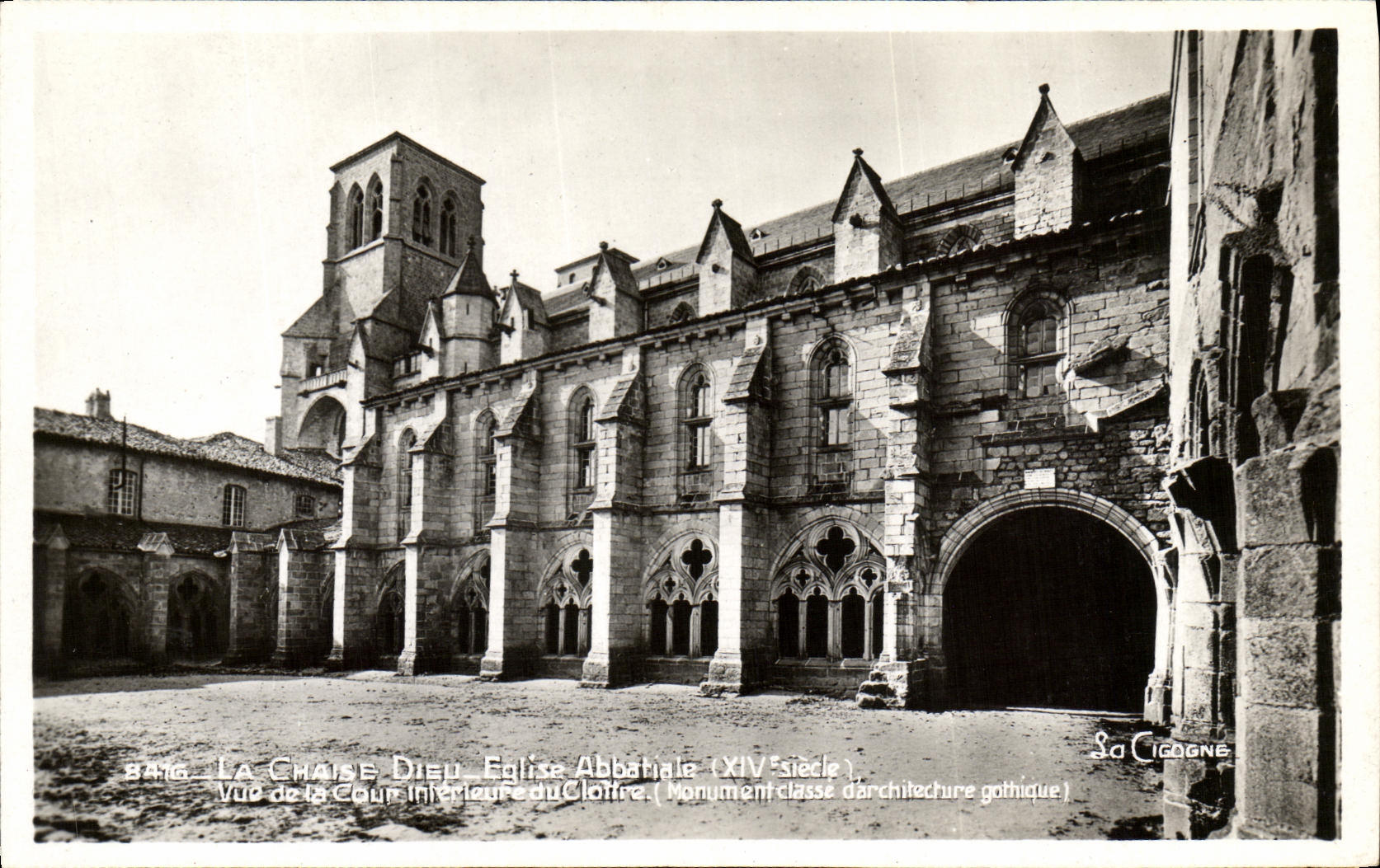 CPA La Chaise Dieu Eglise Abbatiale Vue de la cour interieure du cloitre