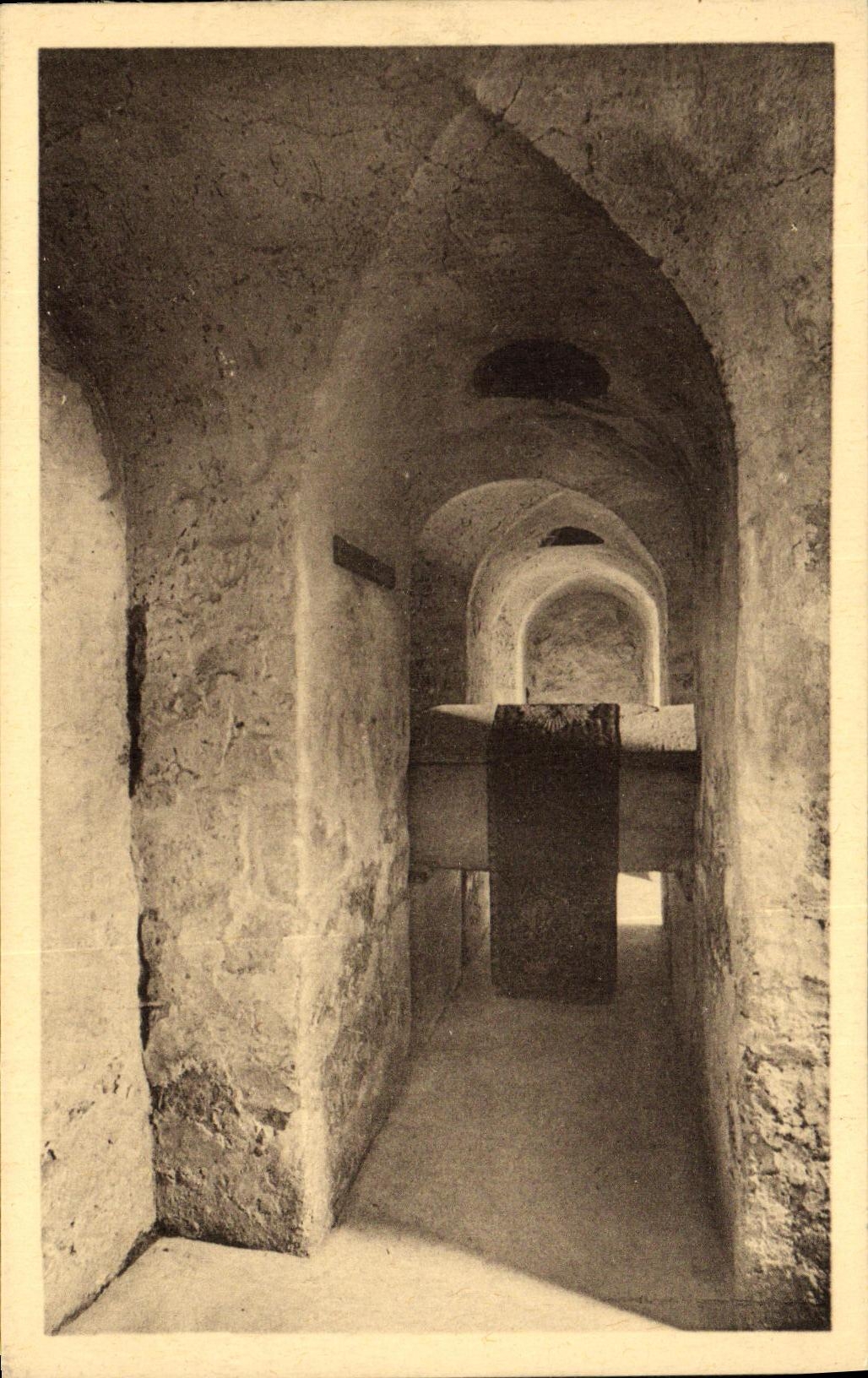 Crypte et sarcophage — Église Abbatielle Carolingienne (IXe siècle) — ST-PHILBERT-DE-GRAND-LIEU