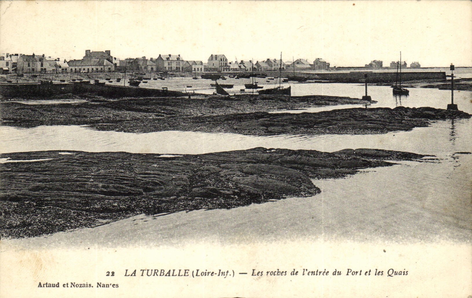 CPA La Turballe Loire Les Rocbes de l entree du port et les quais