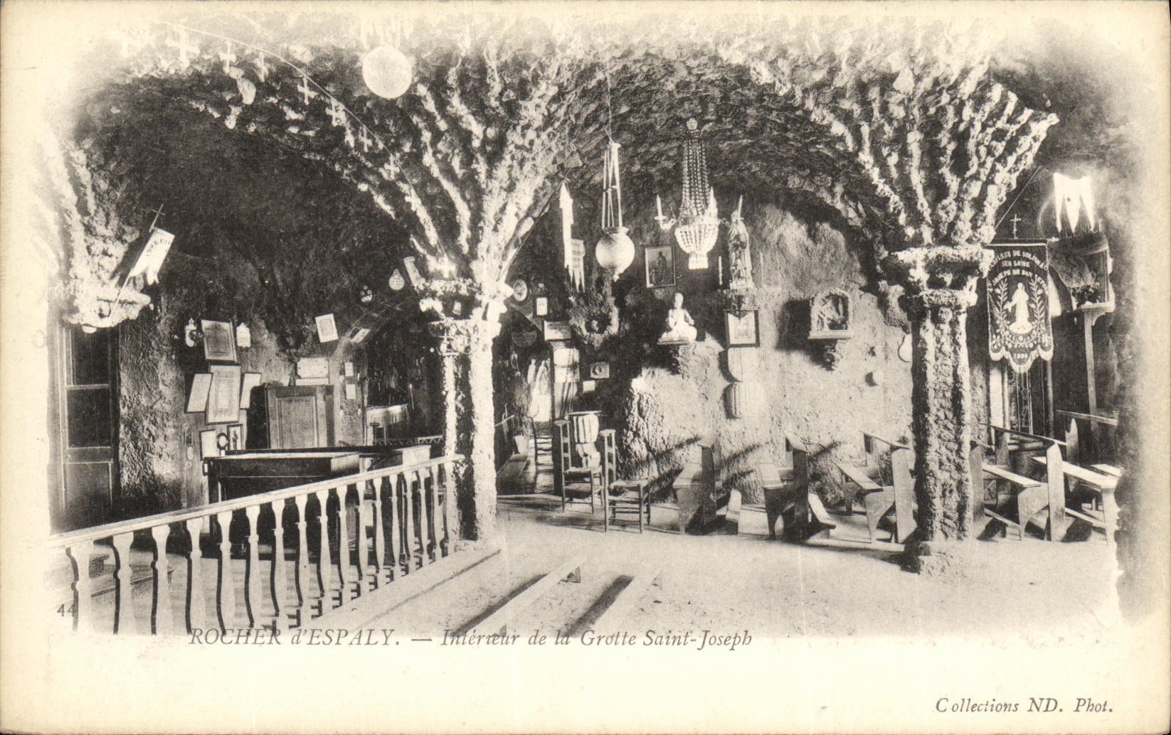 CPA Rocher d Espaly Interieur de la grotte St Joseph