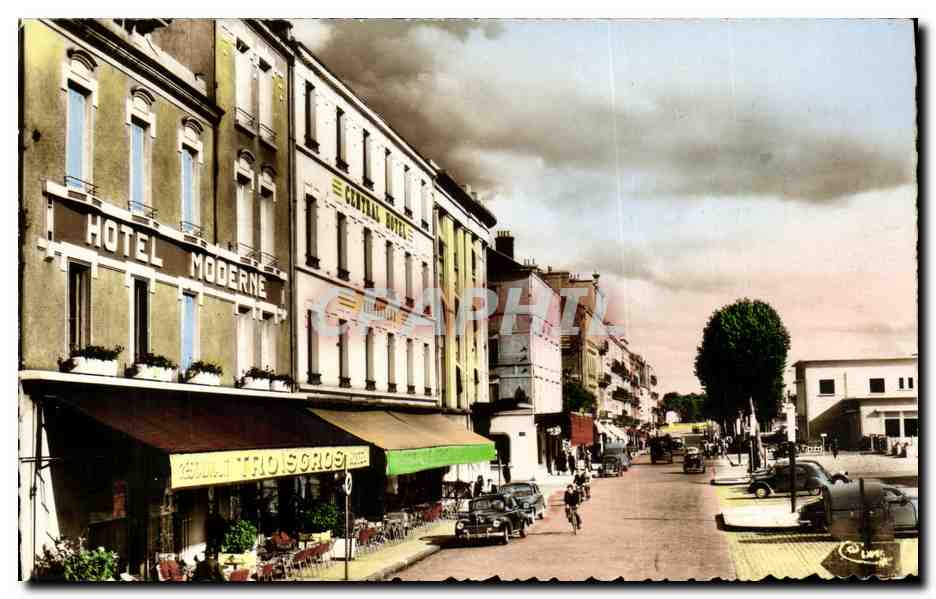 CPM Roanne Avenue de la Republique Hotel Moderne