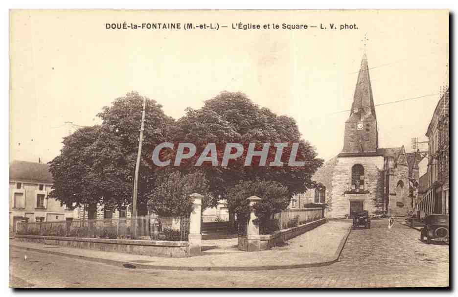 CPA Doue la Fontaine L Eglise et le square