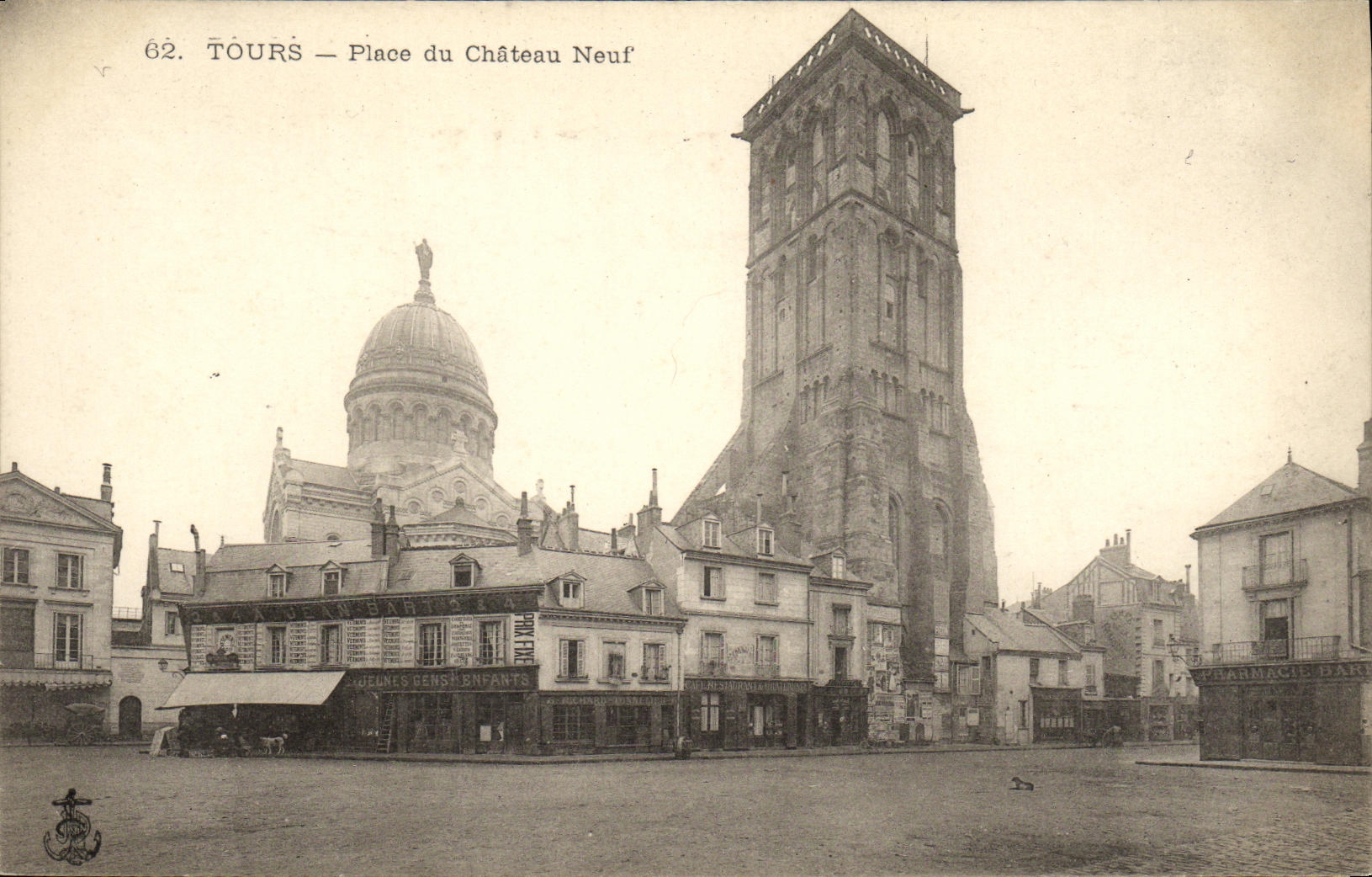CPA Tours Place du Chateau Neuf