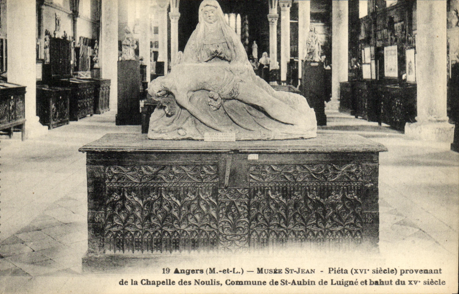 CPA Angers Musee St Jean Pieta provenant de la chapelle des Noulis Commune de St Aubin de Luigne et bahut du 15eme