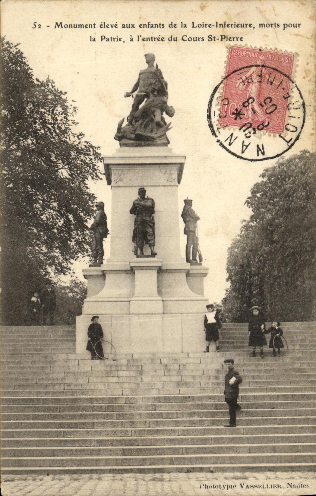 CPA Monument eleve aux enfants de la Lorie Inferieure morts pour la Patrie a l entree du Cours St Pierre