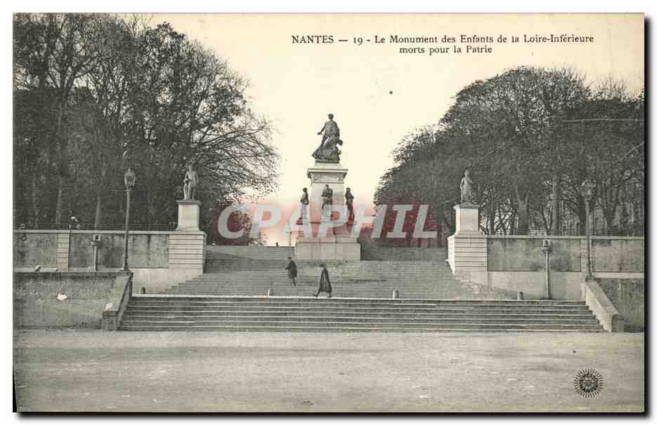 CPA Nantes Le Monument de Enfants de la Loire Inferieure morts pour la Patire