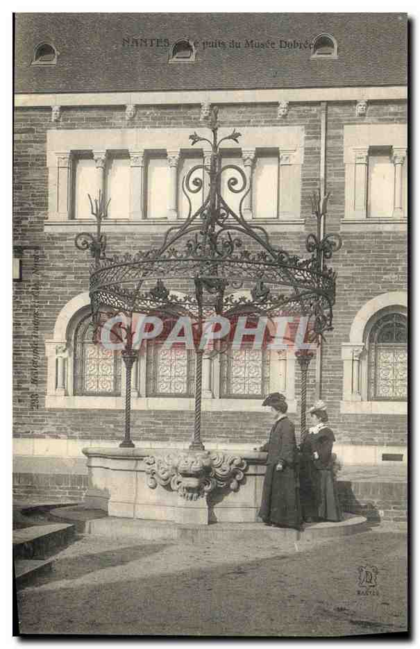 CPA Nantes Le Puits du Musee Dobree Femmes