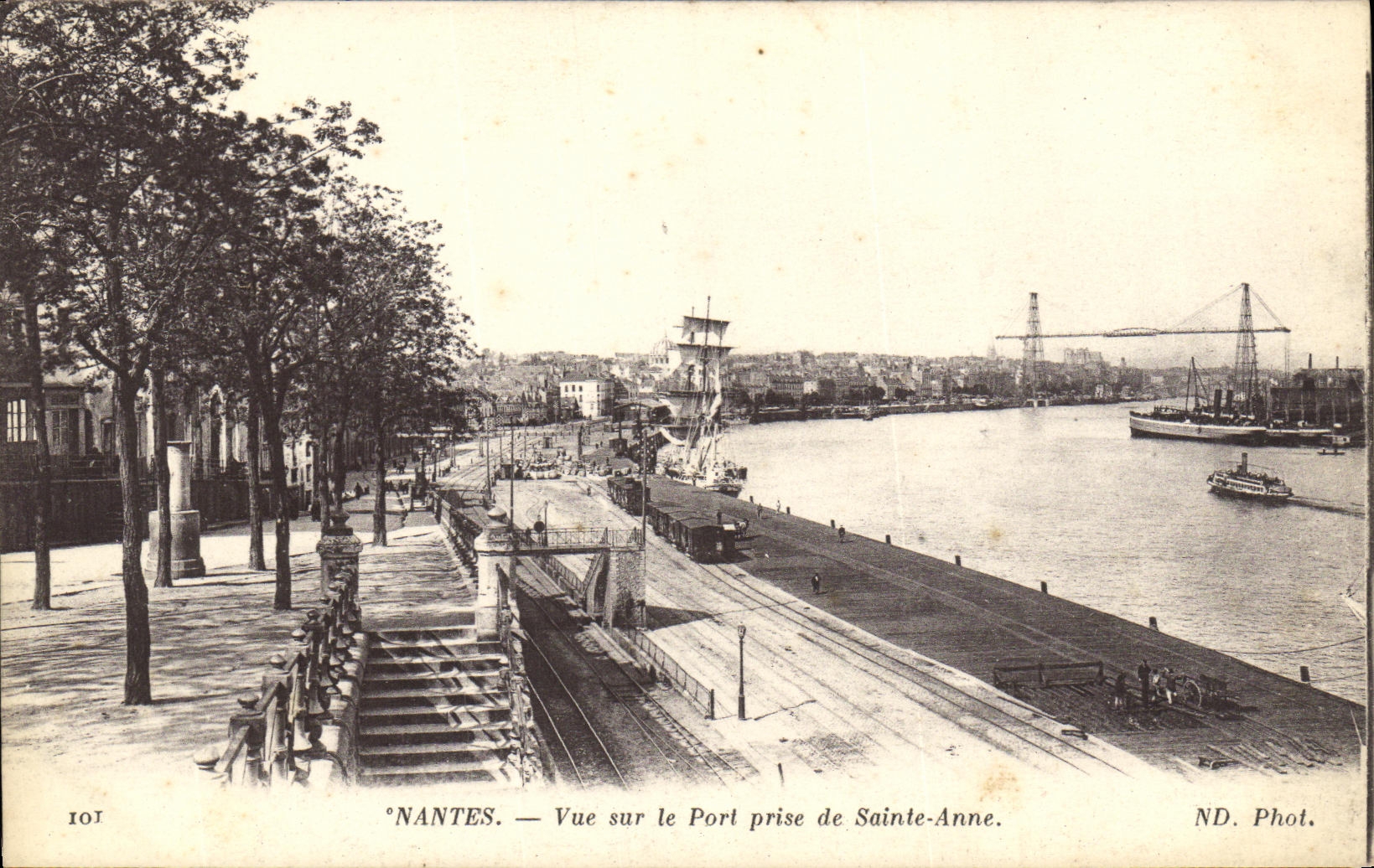 CPA Nantes Vue sur le Port prise de Sainte Anne