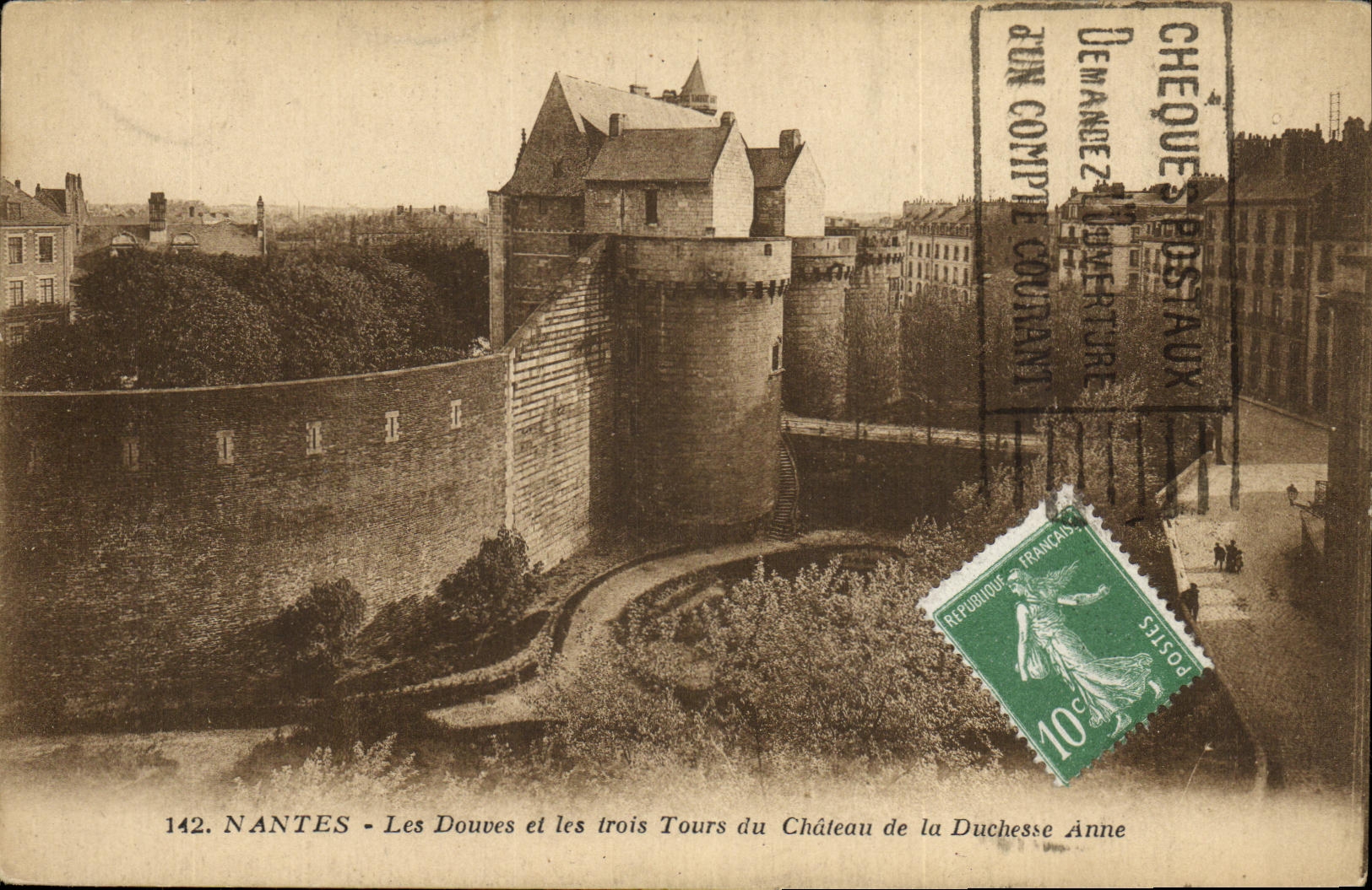 CPA Nantes Les Douves et les trois Tours du Chateau de la Duchesse Anne