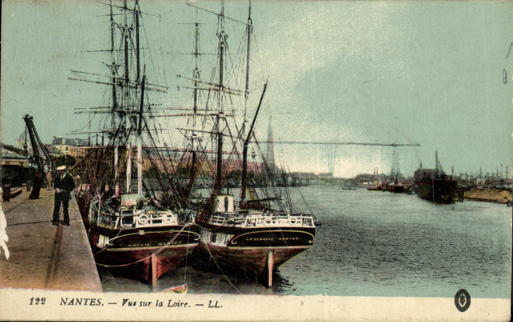 CPA Nantes Vue sur la Loire Bateau