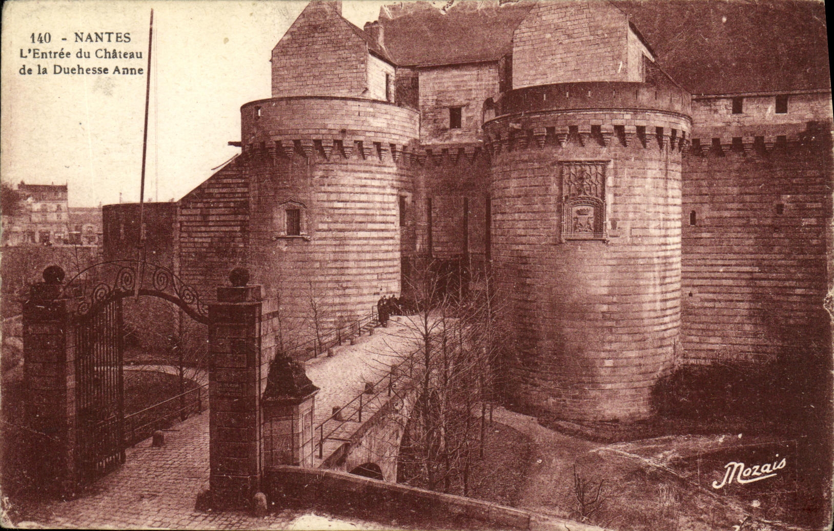 CPA Nantes L Entree du Chateau de la Duehesse Anne
