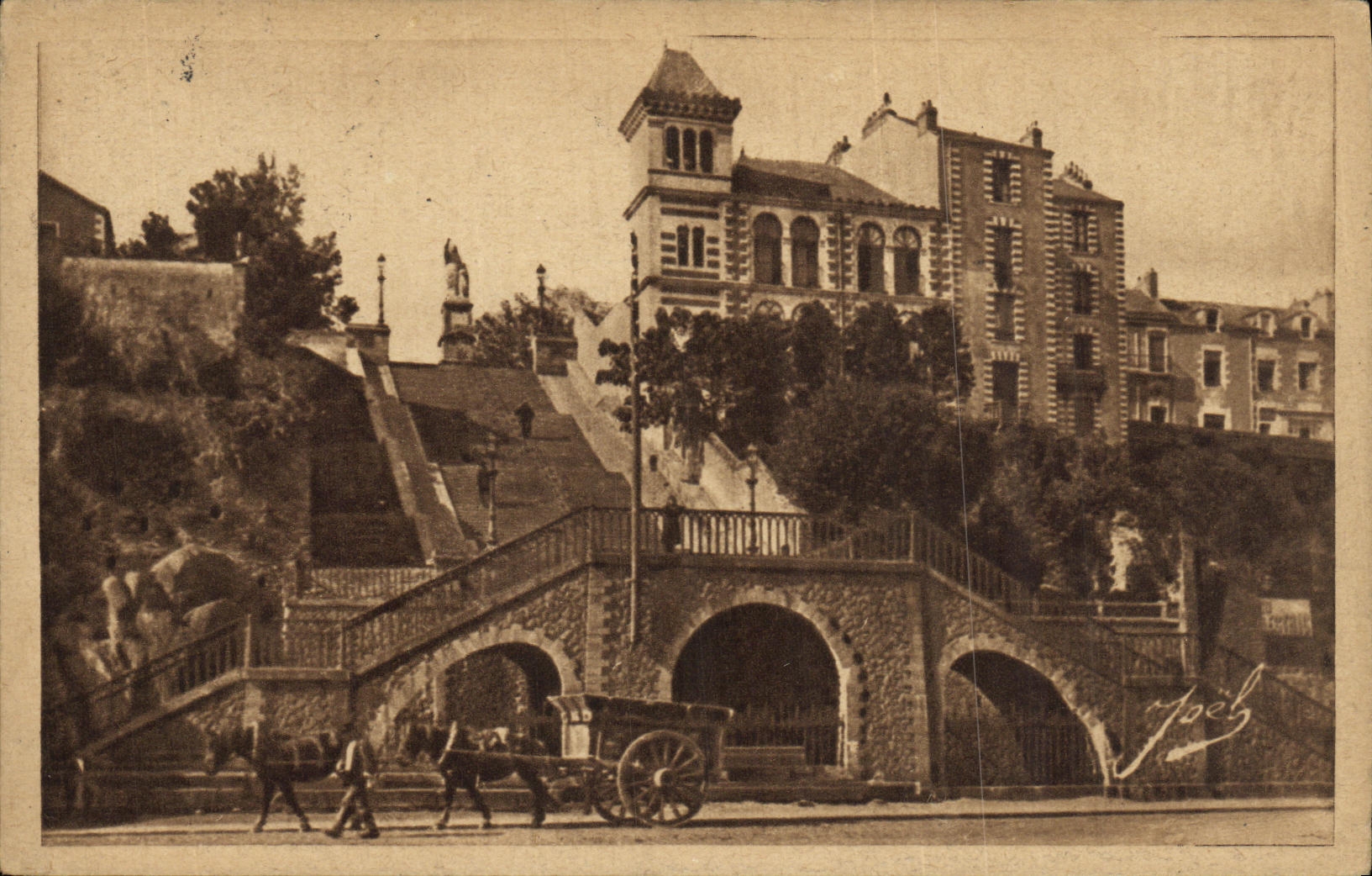 CPA Nantes Escalier des Cent Marches et statue de Sainte Aune